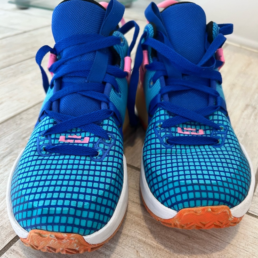 Kids LeBron Nike witness 7 Blue and Pink basketball Shoes - Picture 2 of 8